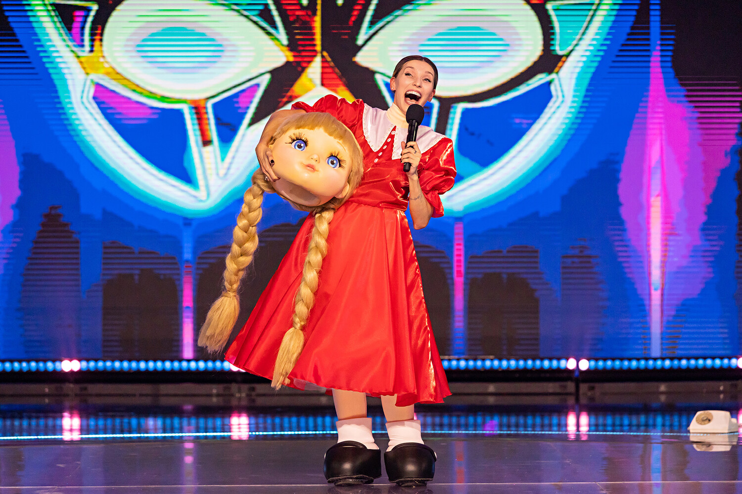 Маски танцы 1. Тодоренко в костюме куклы. Участники шоу маска танцы 2022.