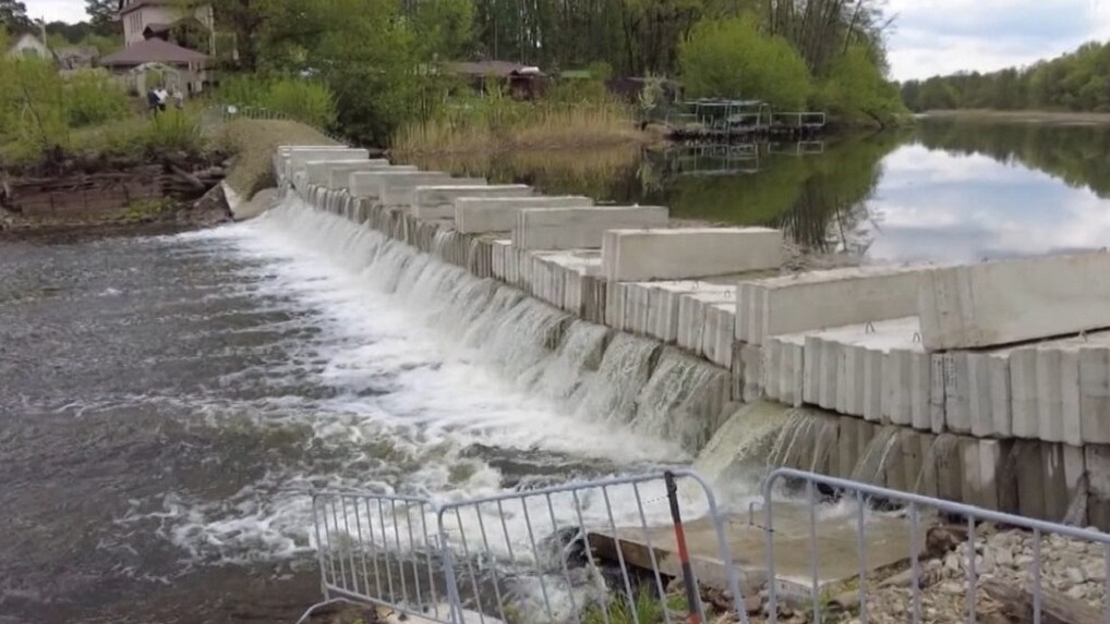 Берегоукрепительные сооружения. Усиление дамбы. Плотина шумный ярцево. Шардаринское водохранилище плотина. Плотина тамбов пригородный лес.