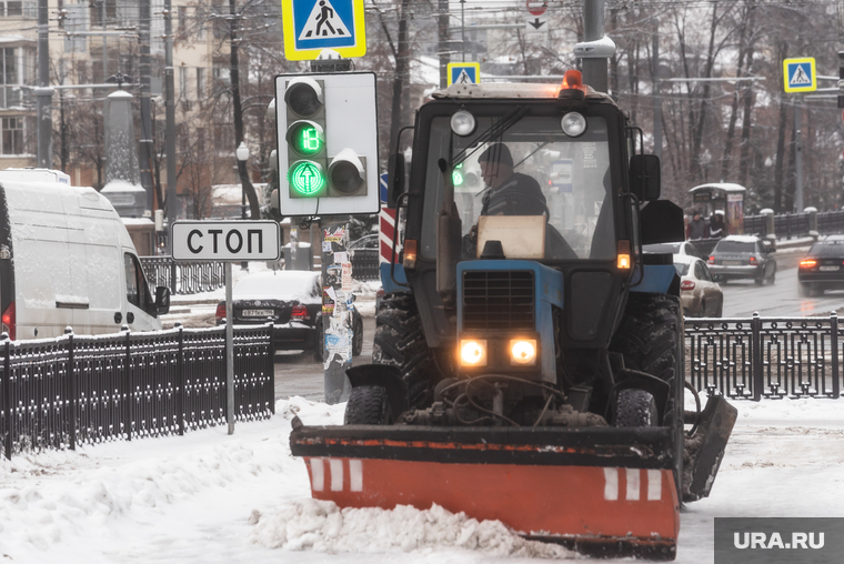 Свердловские зарисовки. Екатеринбург, тротуар, светофор, уборка снега, трактор, зима, уборочная техника, уборка дороги