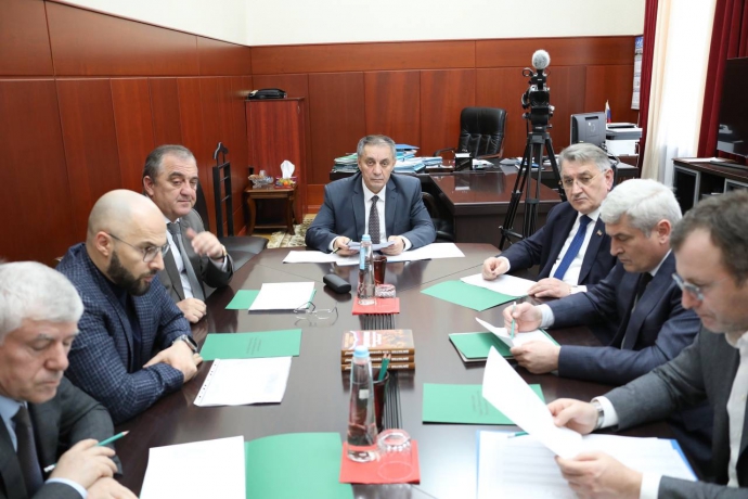 Абдурахман Махмудов обсудил с руководством УФНС Дагестана вопросы погашения кредиторской задолженности медучреждений