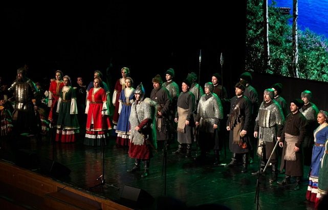 Сотрудники Управления Минюста России по Вологодской области посетили спектакль «Ермак. Легенда Сибири» в исполнении Государственного академического Омского русского народного хора (16.10.2025) Фото 3