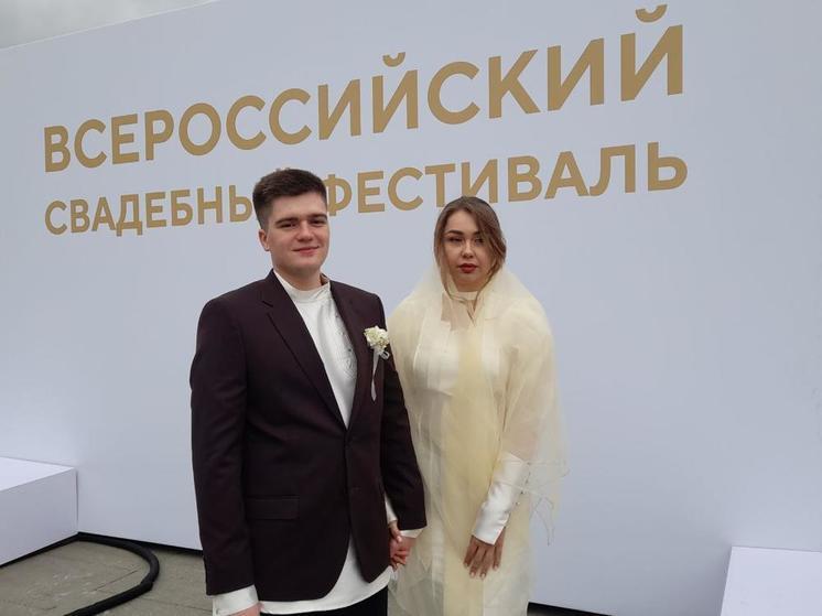 Пара из Омска приняла участие в массовой свадьбе
