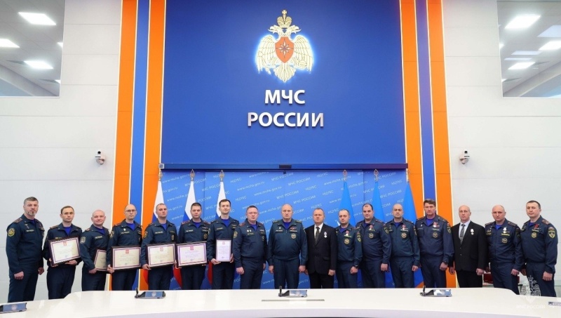 Глава МЧС России Александр Куренков наградил сотрудника Главного управления медалью 