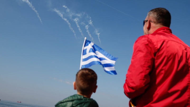 Греки бастуют, требуя остановить помощь Киеву