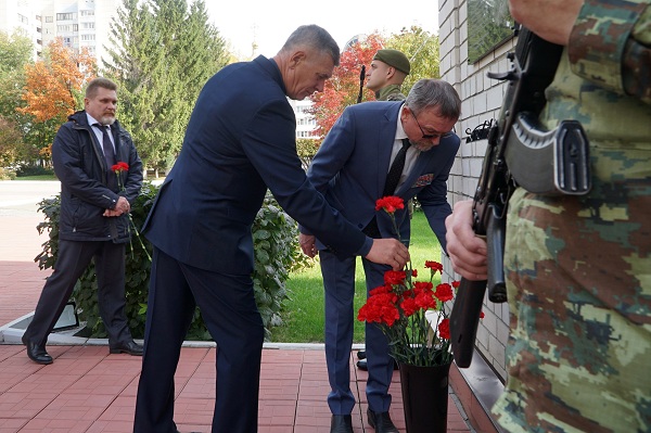 В УФСИН России по Алтайскому краю почтили память сотрудников, погибших при выполнении служебных обязанностей.