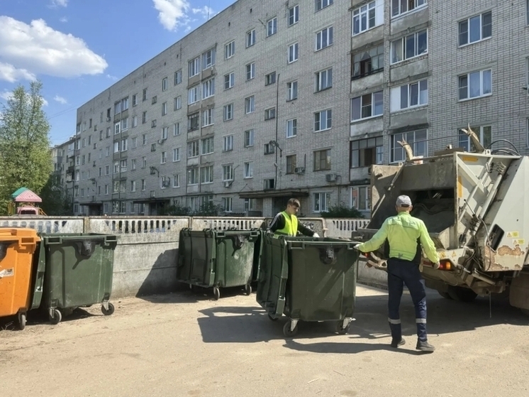 В Калуге продолжают приводить в порядок контейнерные площадки