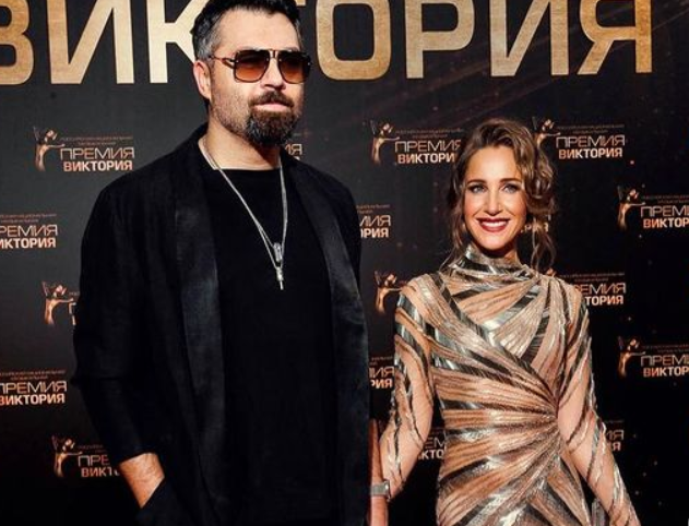 Певица Ковальчук показала фигуру в облегающем платье после вторых родов