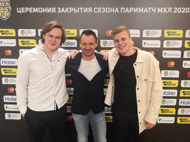Вратарь Егор Гуськов одержал первую победу в ВХЛ