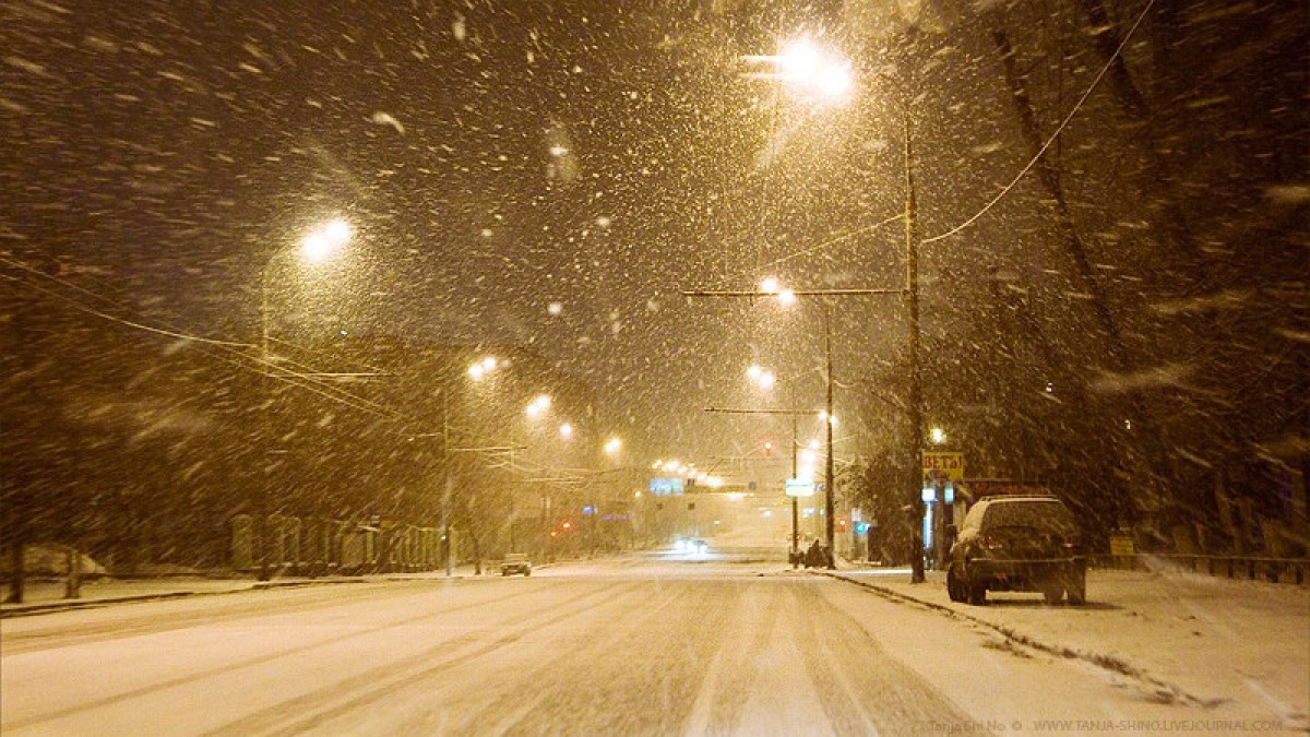 Снежок на дорогу падает. Зимняя дорога в городе. Снегопад. Падает снег в городе. Метель ночью.