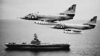 Самолёты ВВС США и авианосец USS Constellation после начала операции «Пронзающая стрела», 12 августа 1964 года