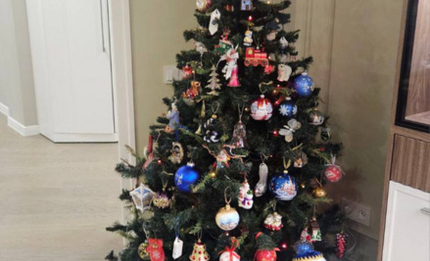 Александр Соколов нарядил с семьёй новогоднюю ёлку