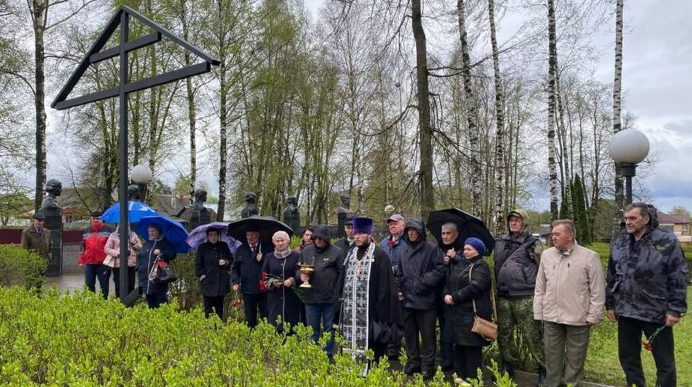 В Навле освятили поклонный крест на месте массовой казни жертв фашизма