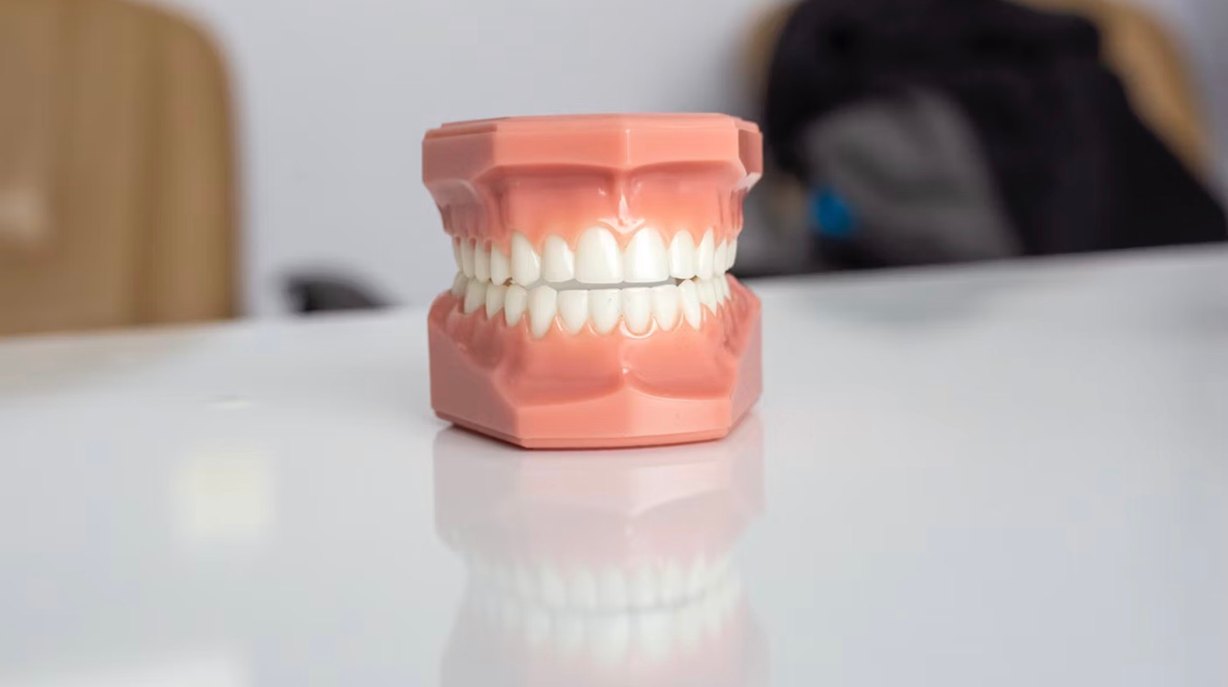 Популярная ведущая сломала зуб в прямом эфире