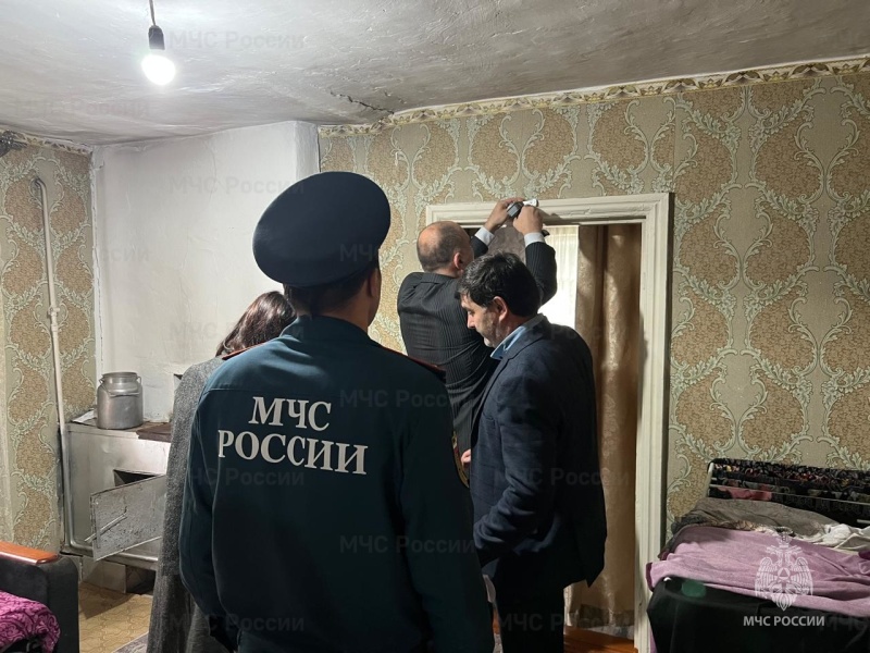 Людям, находящимся в трудной жизненной ситуации, устанавливают автономные дымовые пожарные извещатели