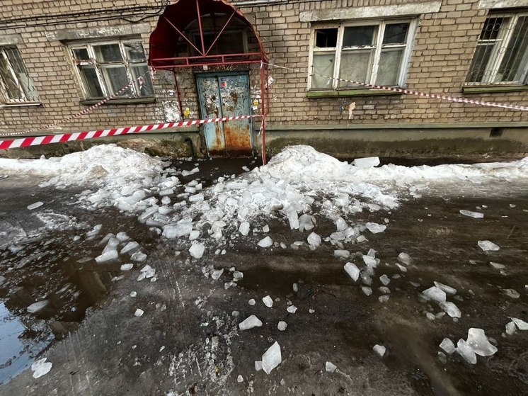 В Ярославле снежная лавина свалилась на мужчину и младенца в коляске