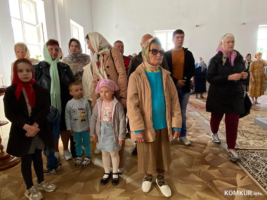 Храм с прихожанами