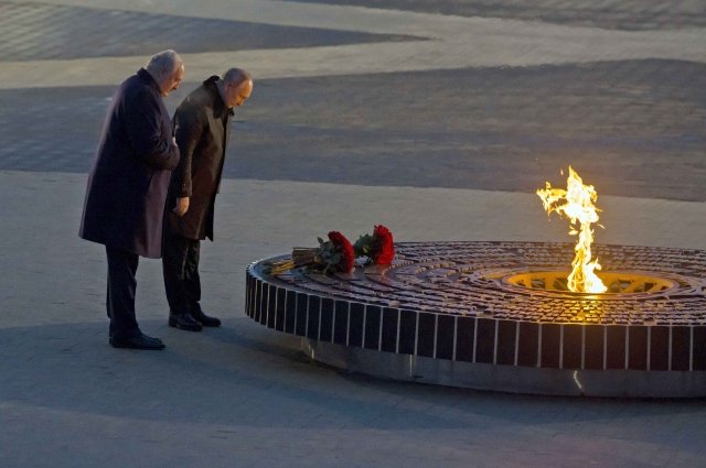 Владимир Путин и Президент Белоруссии Александр Лукашенко приняли участие в открытии мемориала мирным жителям СССР – жертвам нацистского геноцида в годы Великой Отечественной войны. 