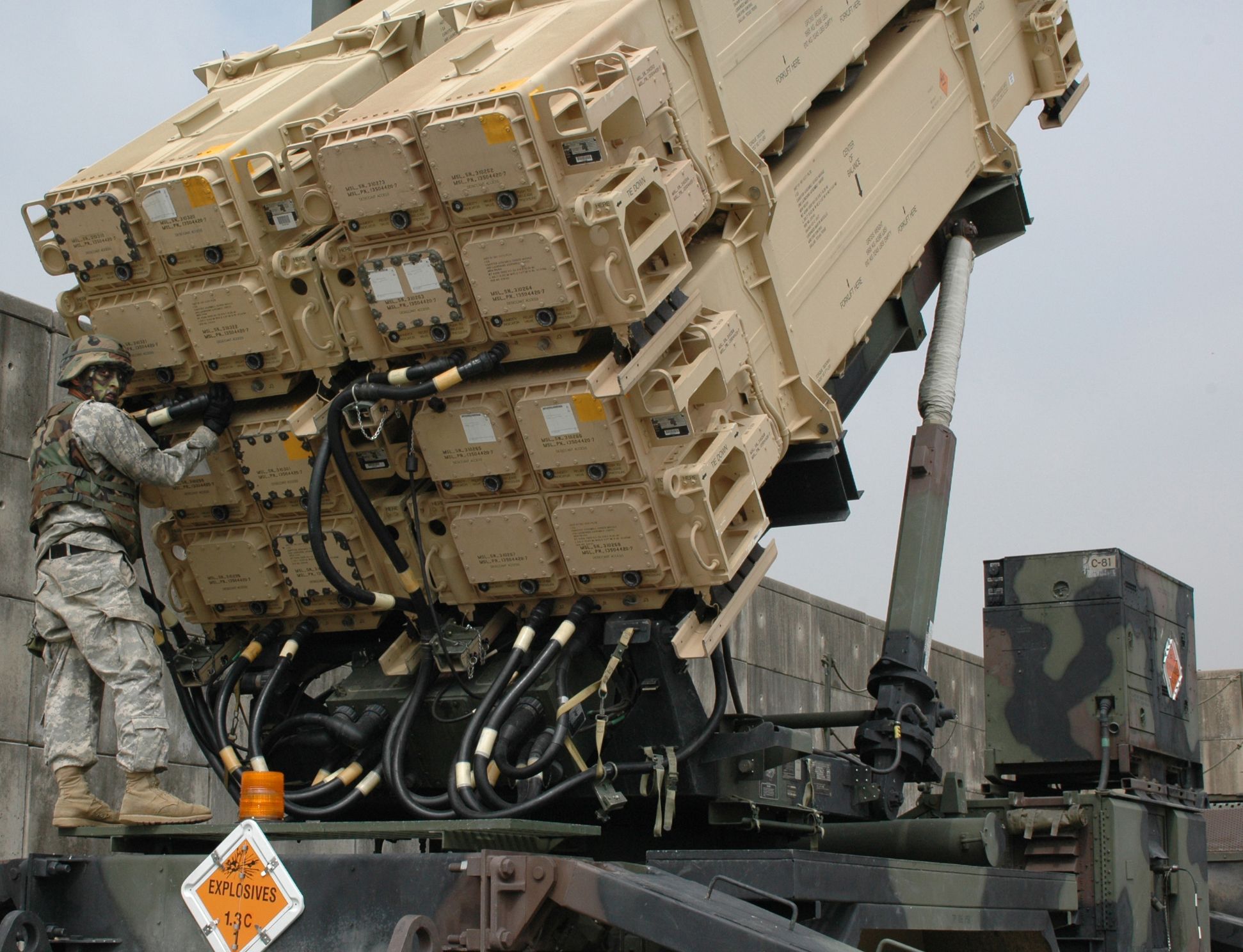 Проверка обслуживания зенитно-ракетного комплекса Patriot (MIM-104)