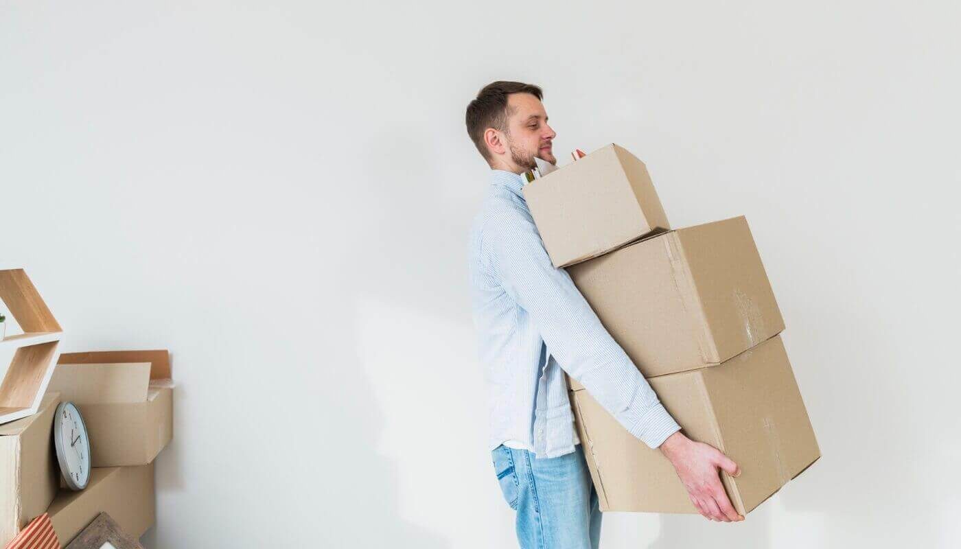 Отказаться от вещей. Человек перетаскивает коробки фото. The man carrying the Box. Коробка за и против картинка. The man carrying Light the Box.