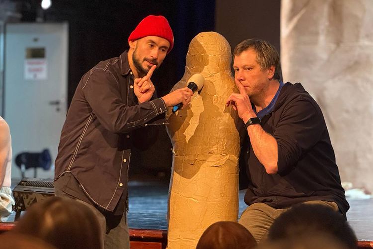 Батулла и антрополог Никита Петров даже попытались спросить у балбалов, что они думают о происходящем сегодня в мире