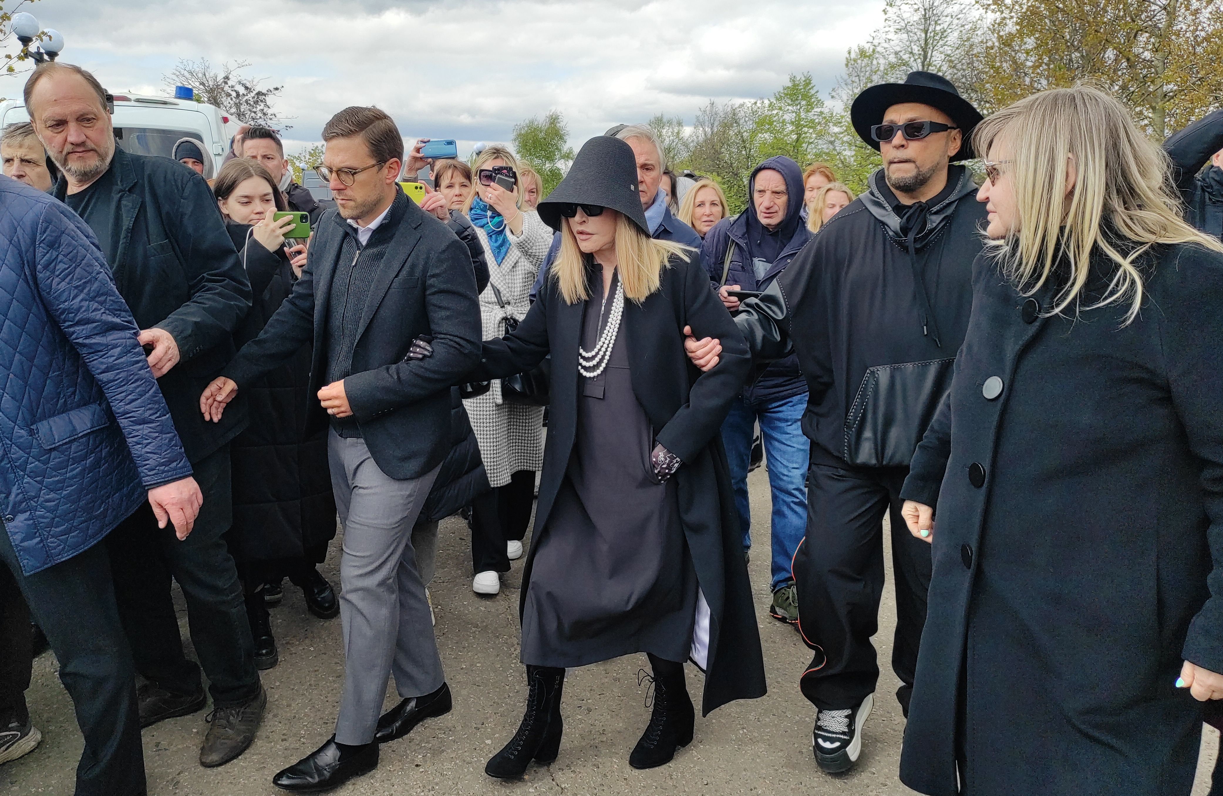 Пугачева последние новости сегодня умерла или жива. Пугачёва на похоронах Юдашкина. Пугачёва 2023.
