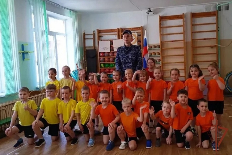 В Кирове сотрудник вневедомственной охраны провел для подшефных росгвардейскую зарядку