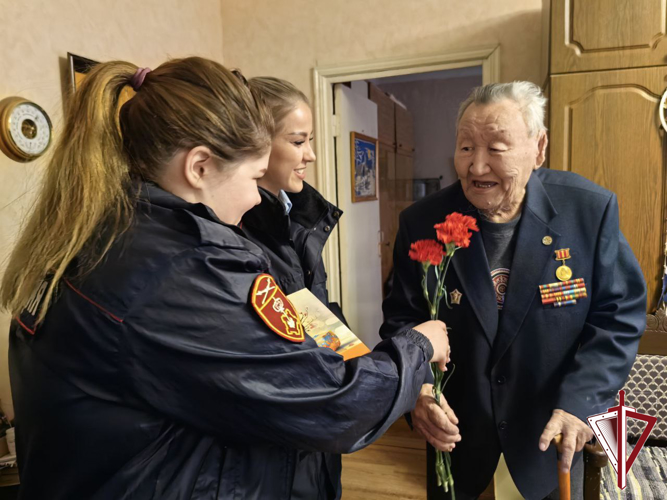 Росгвардейцы в Якутске поздравили с наступающим Днём Победы ветеранов Великой отечественной войны и тружеников тыла