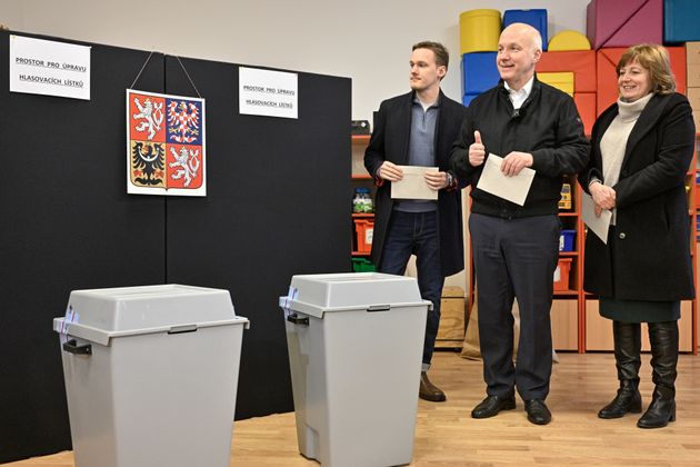 Кандидат в президенты Чехии Павел Фишер (в центре) проголосовал на президентских выборах в Питковице
