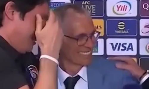 Переводчик расплакался во время интервью тренера после исторического успеха на Кубке Азии по футболу. Видео
