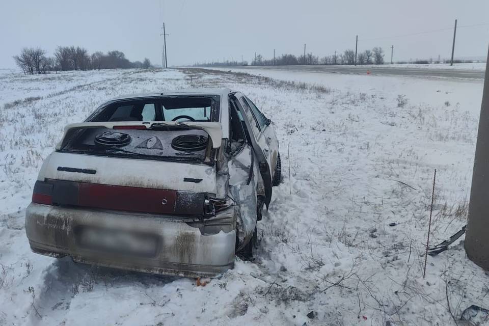 ВАЗ влетел в фонарный столб под Волгоградом
