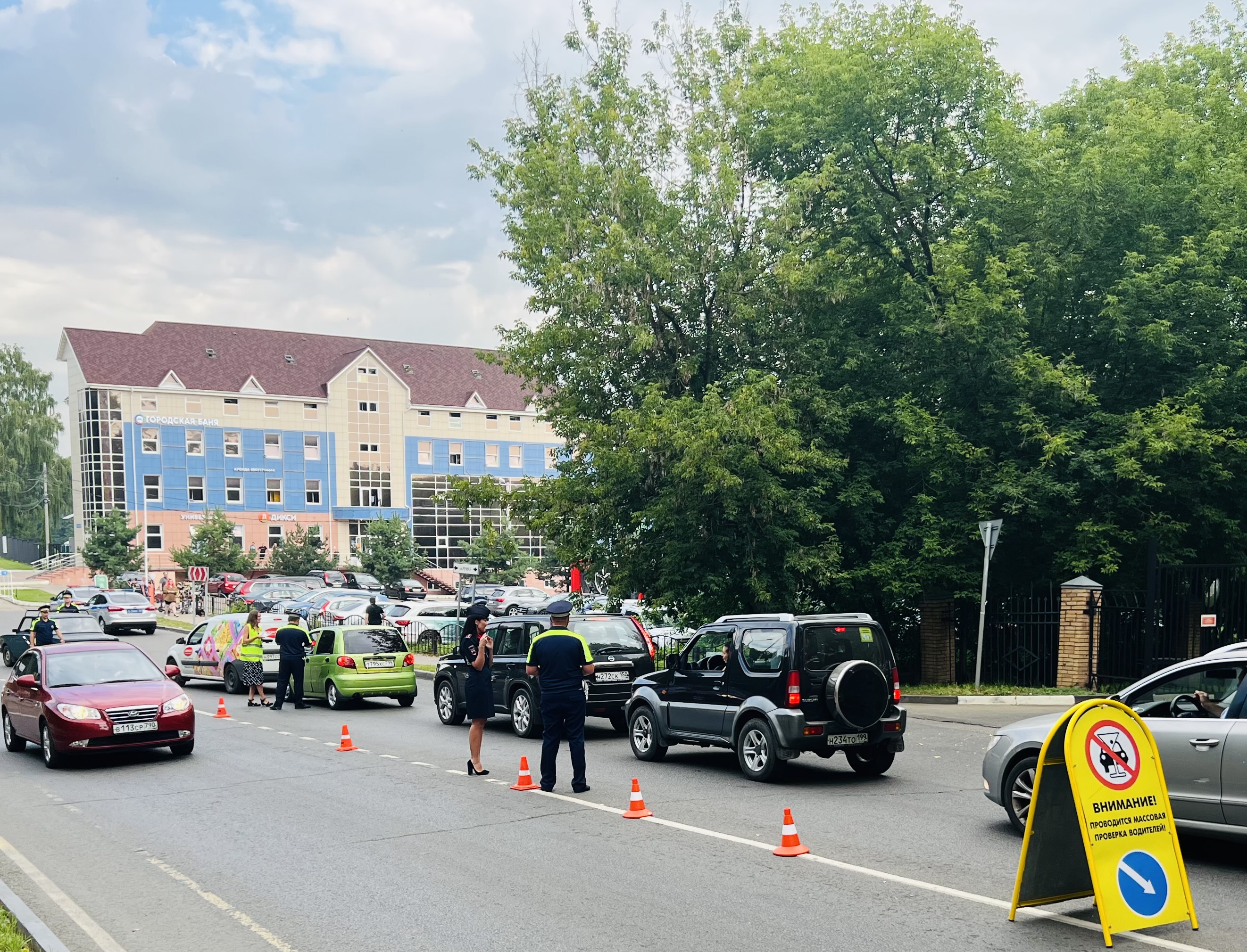 Traffic centre. Автомобиль безопасность движения. Представители Госавтоинспекции. Гаишник выпускает машины. Фото Красногорска из машины.