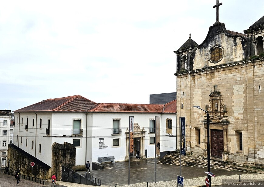 На фото хорошо видно, что музей (белое здание) стоит на довольно крутом склоне.