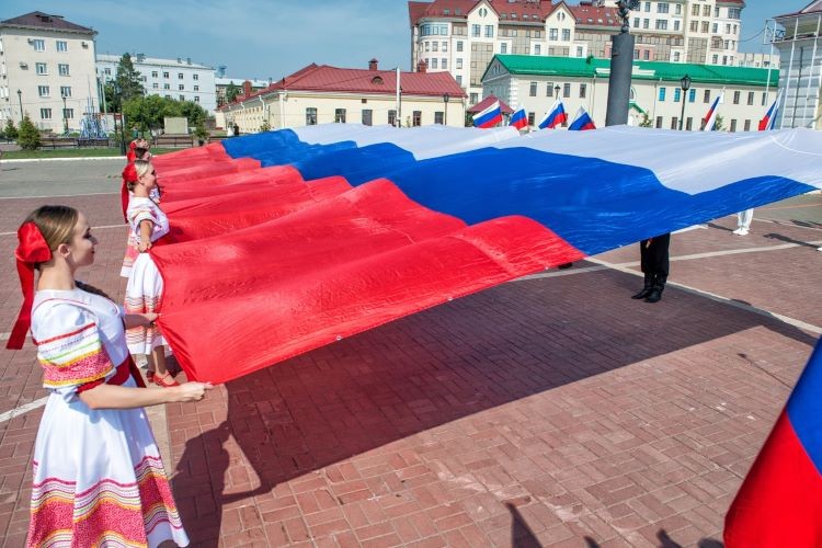 Знамена омск. День флага. Флаг Омска. Флаг России Омск. День России Омск.