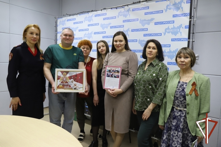 В Югре Росгвардия поздравила представителей региональных радиостанций с Днём радио