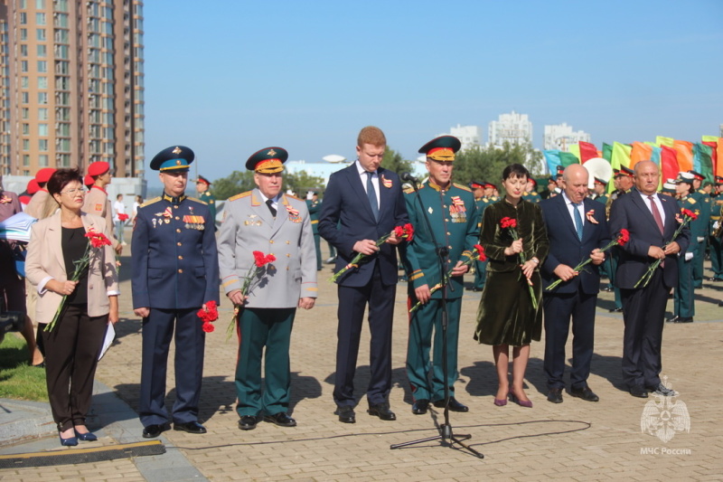 Начальник Главного управления МЧС России по Хабаровскому краю принял участие в памятных мероприятиях на площади Славы