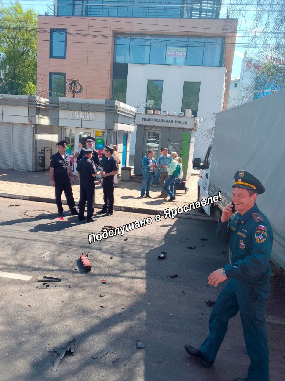 В Ярославле в результате массовой аварии автомобиль влетел в остановку