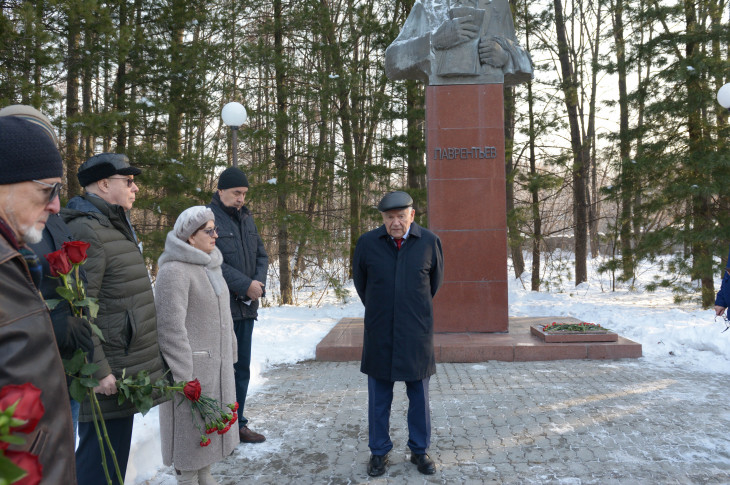 Ирина Мануйлова и академик Валентин Пармон у памятника академику Михаилу Лаврентьеву