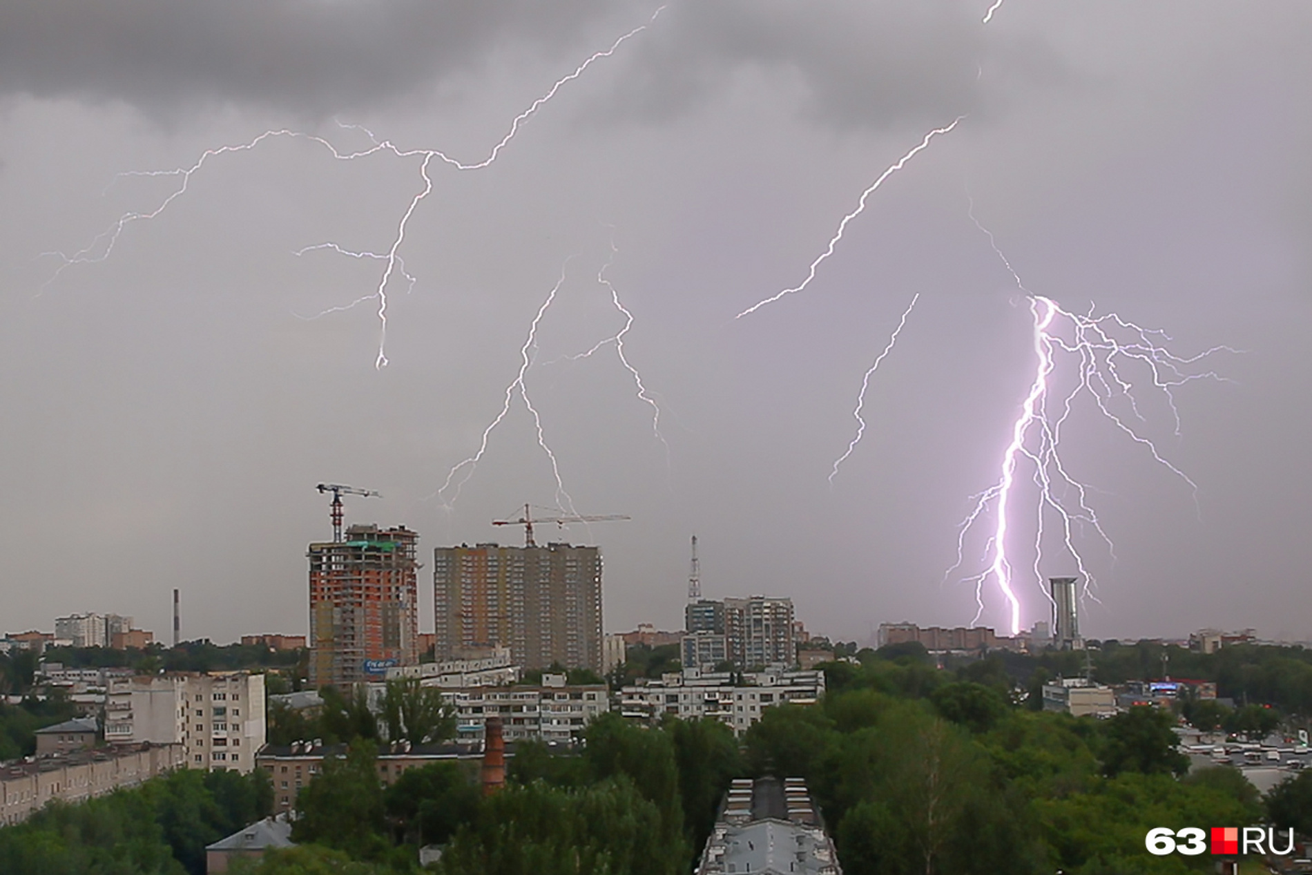Сильный дождь с грозой. Гроза в Тольятти лето 2022. Ливень с грозой в городе. Гроза и дождь. Дождь и гроза в городе.