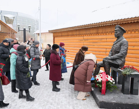 В Якутске возложили цветы к памятнику Степану Аржакову в честь его 125-летия