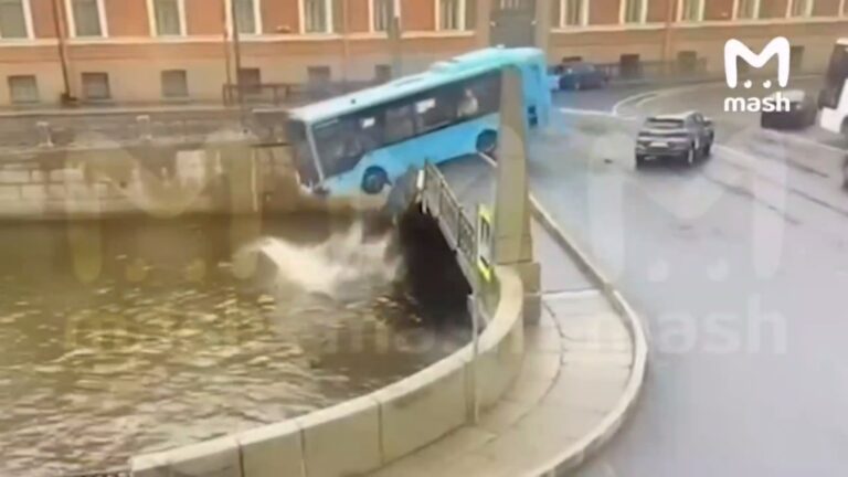 Видео падения автобуса в реку