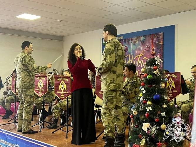 Военный оркестр Росгвардии поздравил с наступающим Новым годом сослуживцев, выполняющих задачи в отдаленных районах Дагестана