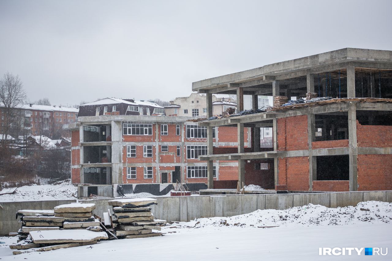 Стройплощадка школы на Багратиона в начале ноября 2023 года. Школу должны были ввести еще в прошлом году, но не введут и в этом