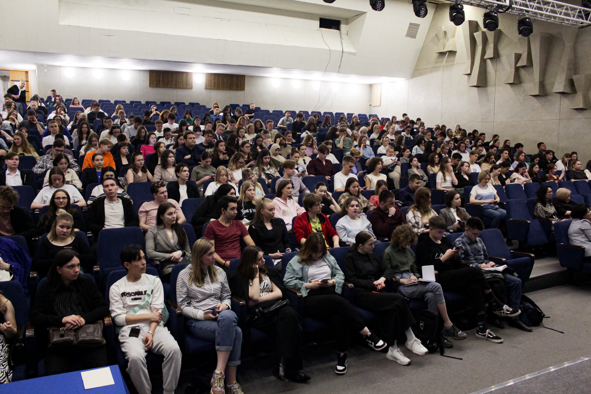 Ректор выступает перед студентами. Выступает перед студентами. Оратор. Выступает перед студентами. Выступает перед студентами.