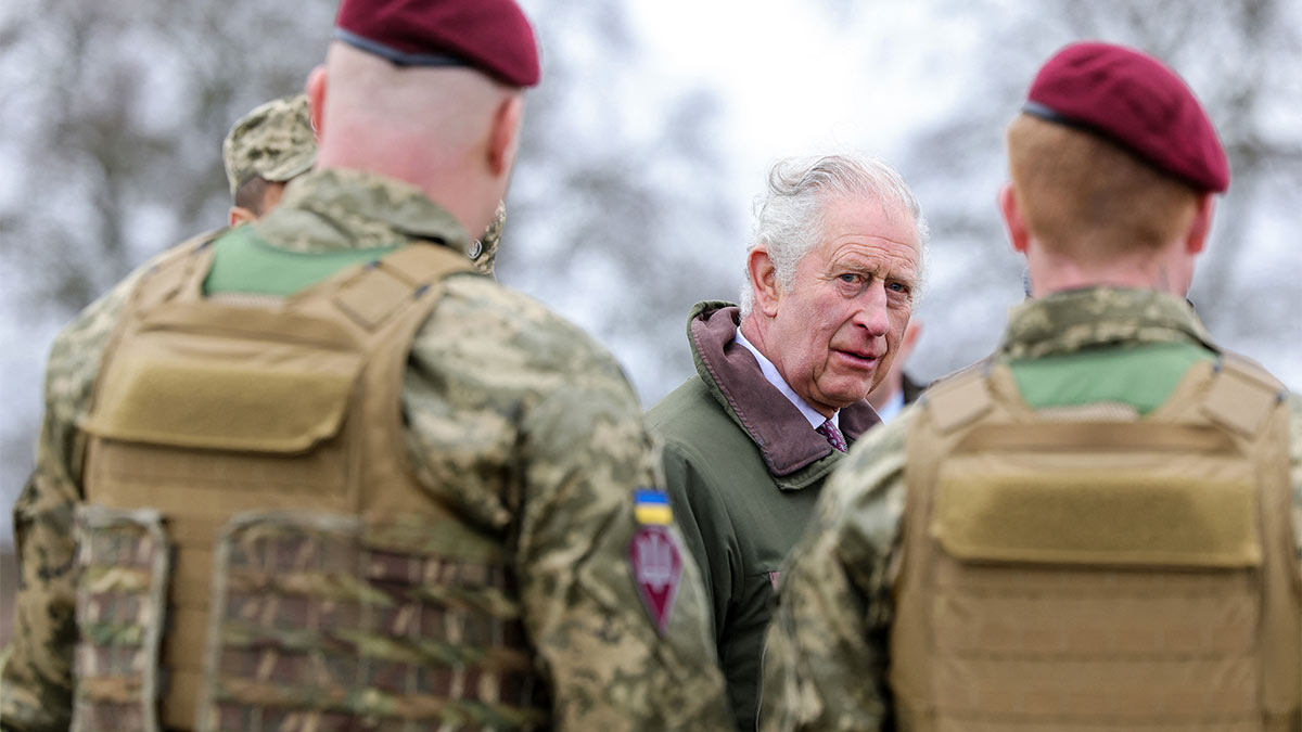 Король Великобритании Карл III во время встречи с украинскими военнослужащими