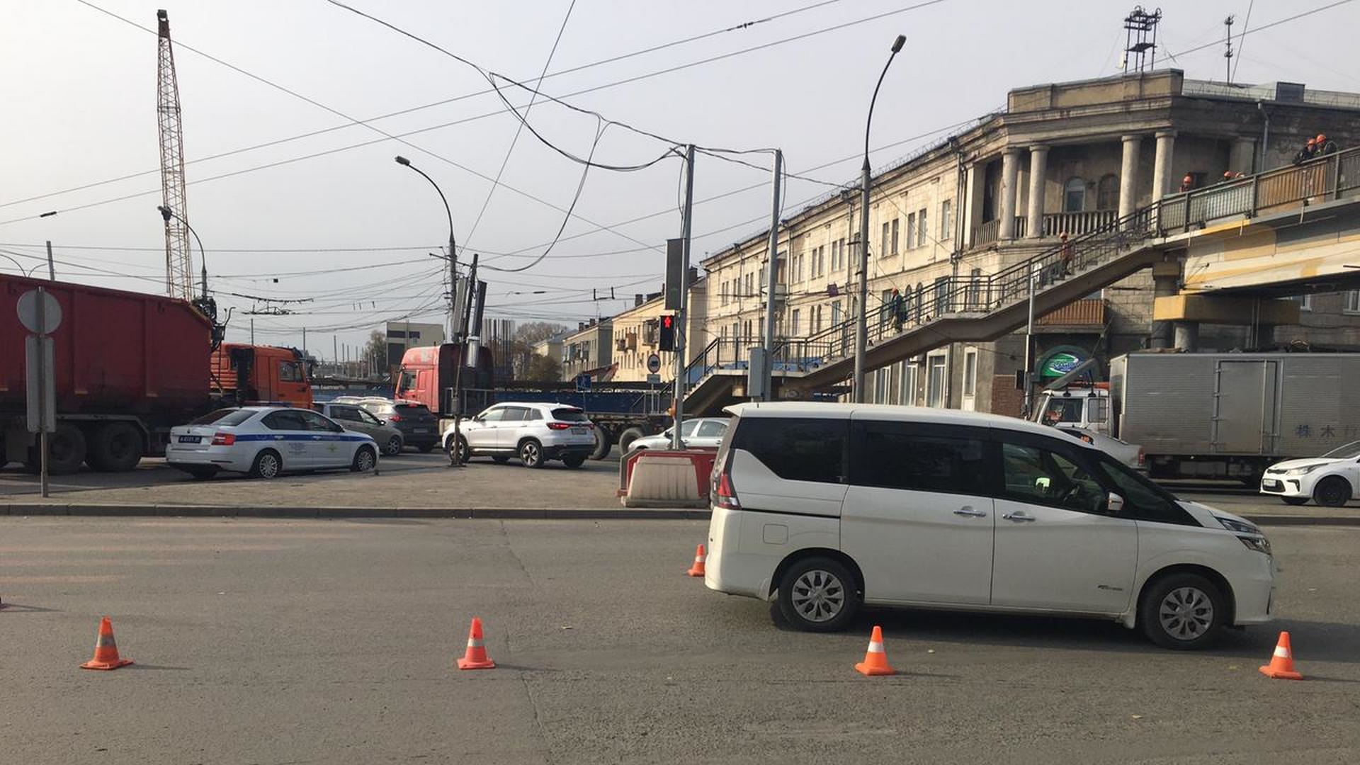 Пешехода сбили на красный. Водитель и пешеход. ДТП Российская Новосибирск.