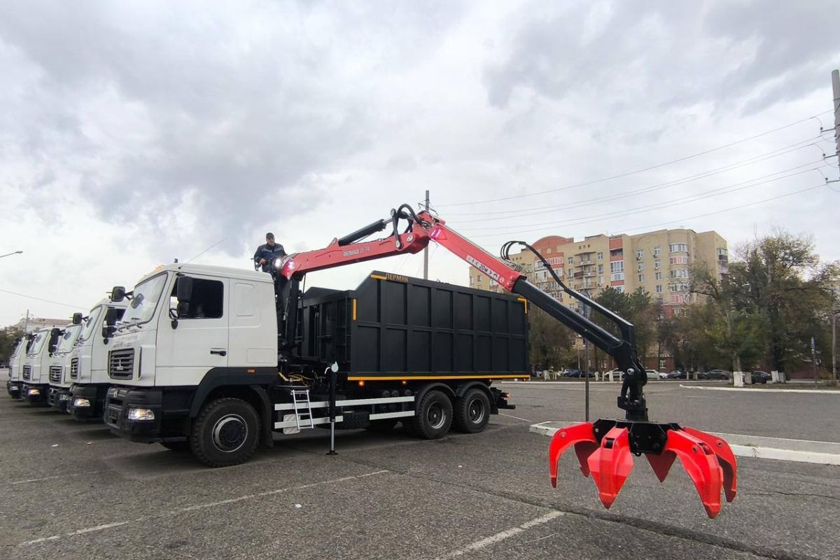 В Астрахань прибыли новые мусоровозы и ломовозы МАЗ