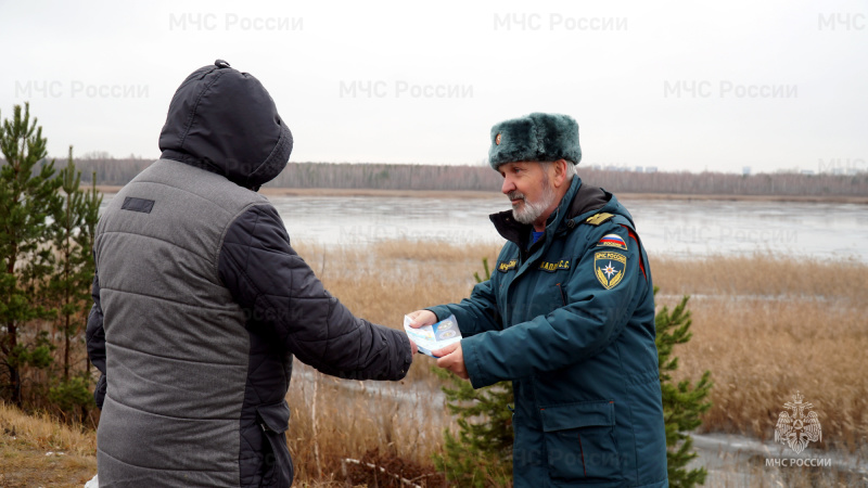 Сотрудники МЧС России напоминают об опасности осеннего льда