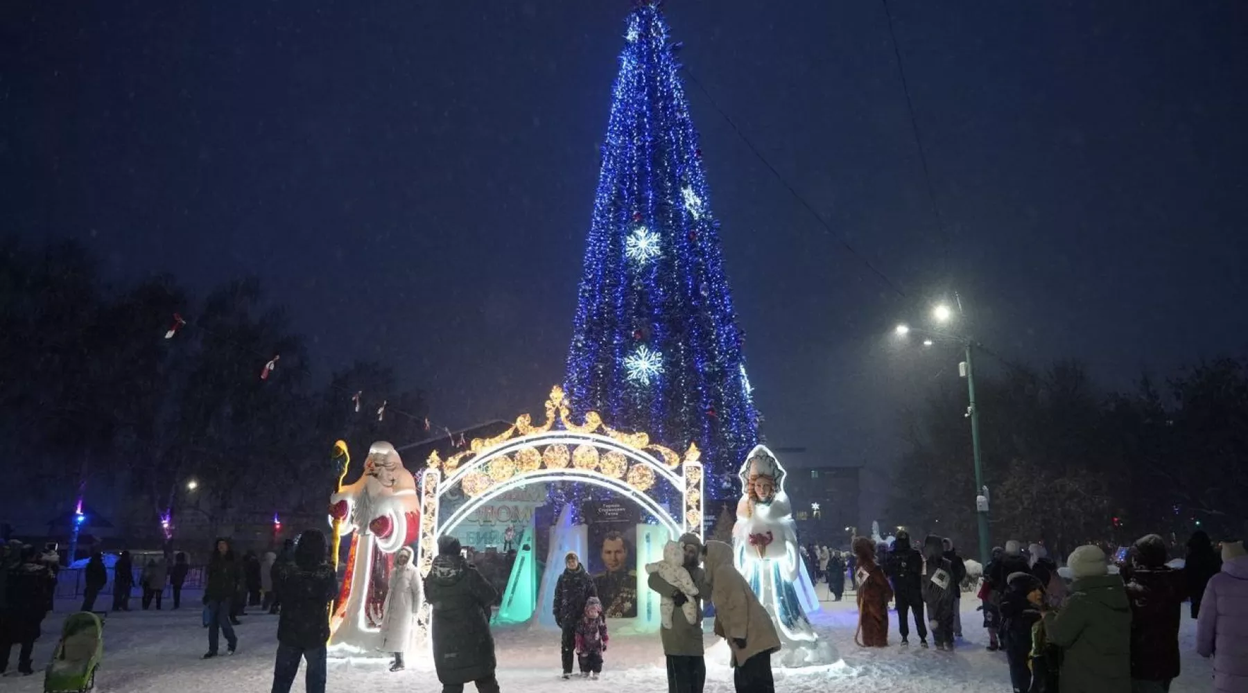 В Бийске на Петровском бульваре открыли главную городскую елку