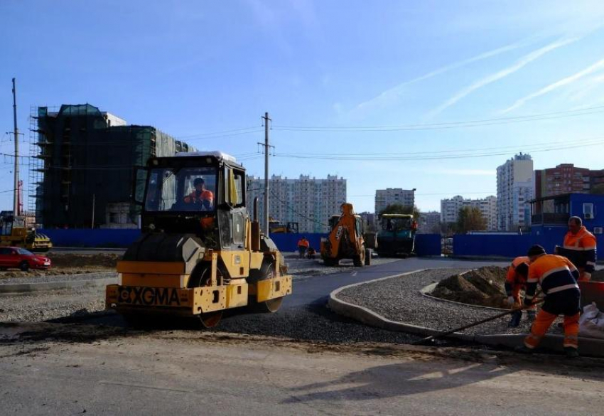 В Астрахани с нуля возводят дорогу и тротуар к новой поликлинике