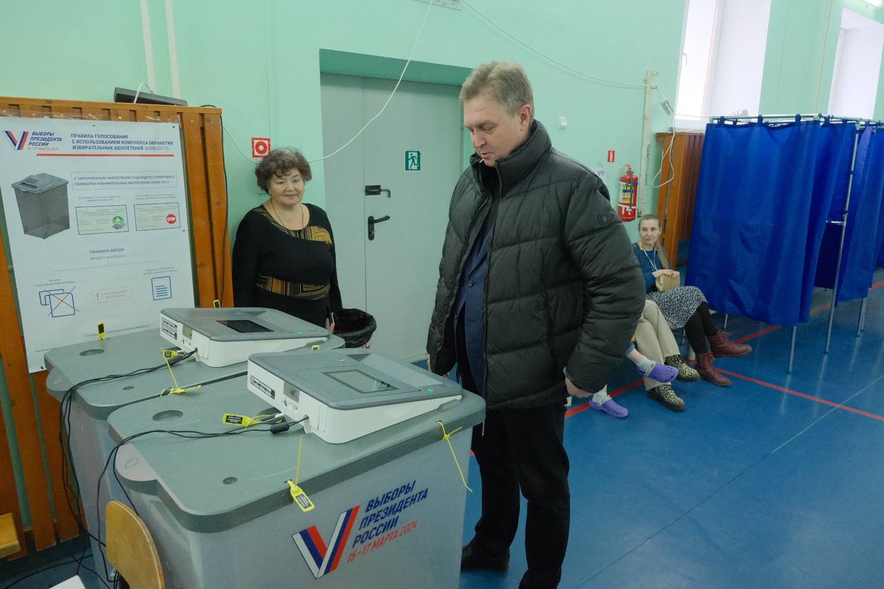 В субботу утром отдал свой голос на выборах Президента Роман Береснев